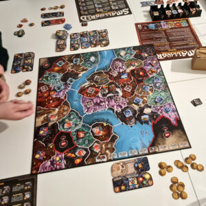 Foto von dem Spielbrett von "Smallworld: Underground" mitten im Spiel.